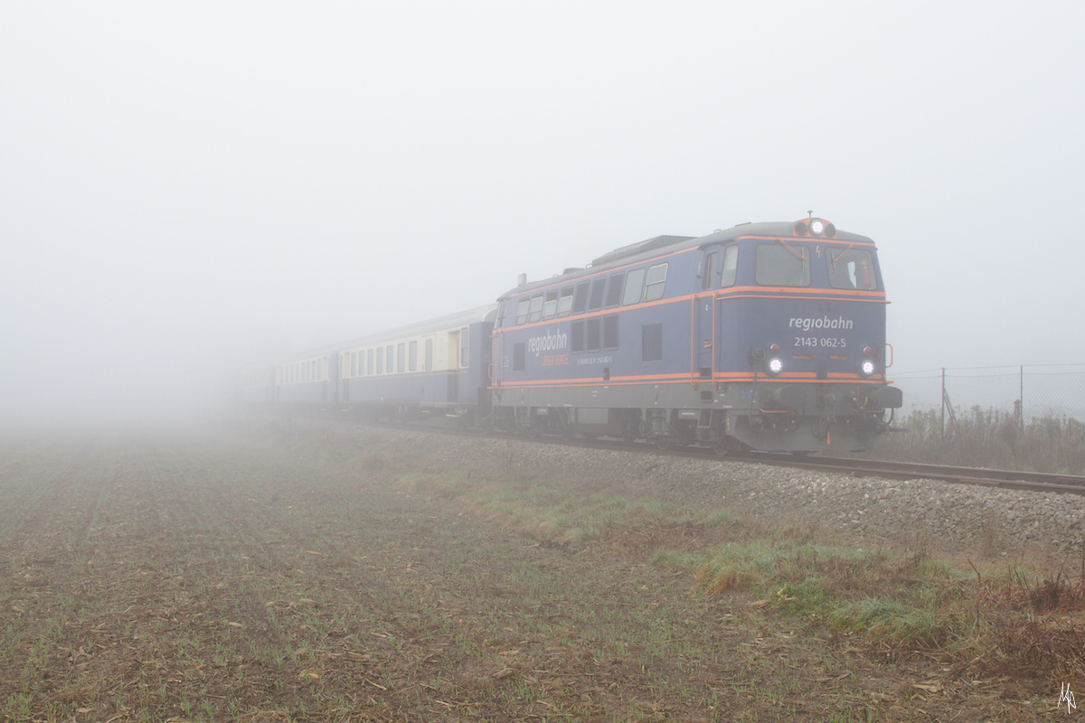 Nebelstimmung üben auf mich einen ganz besonderen Reiz aus. Es ist komplett ruhig und Sicht beträgt keine hundert Meter. Doch adann hört man das Blubbdern des 12 Zylinder Dieselmoters und dann taucht der NEX nach Ernstbrunn aus dem Nebel auf. (26.10.2019)