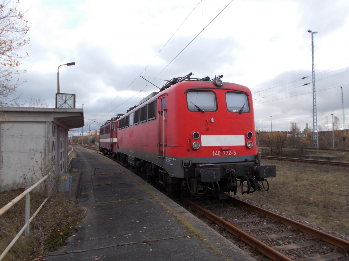 Neben 142 110 mußte auch 140 772 von der Erfurter Bahnservice GmbH,am 21.November 2015,in Mukran Mitte verewigt werden.