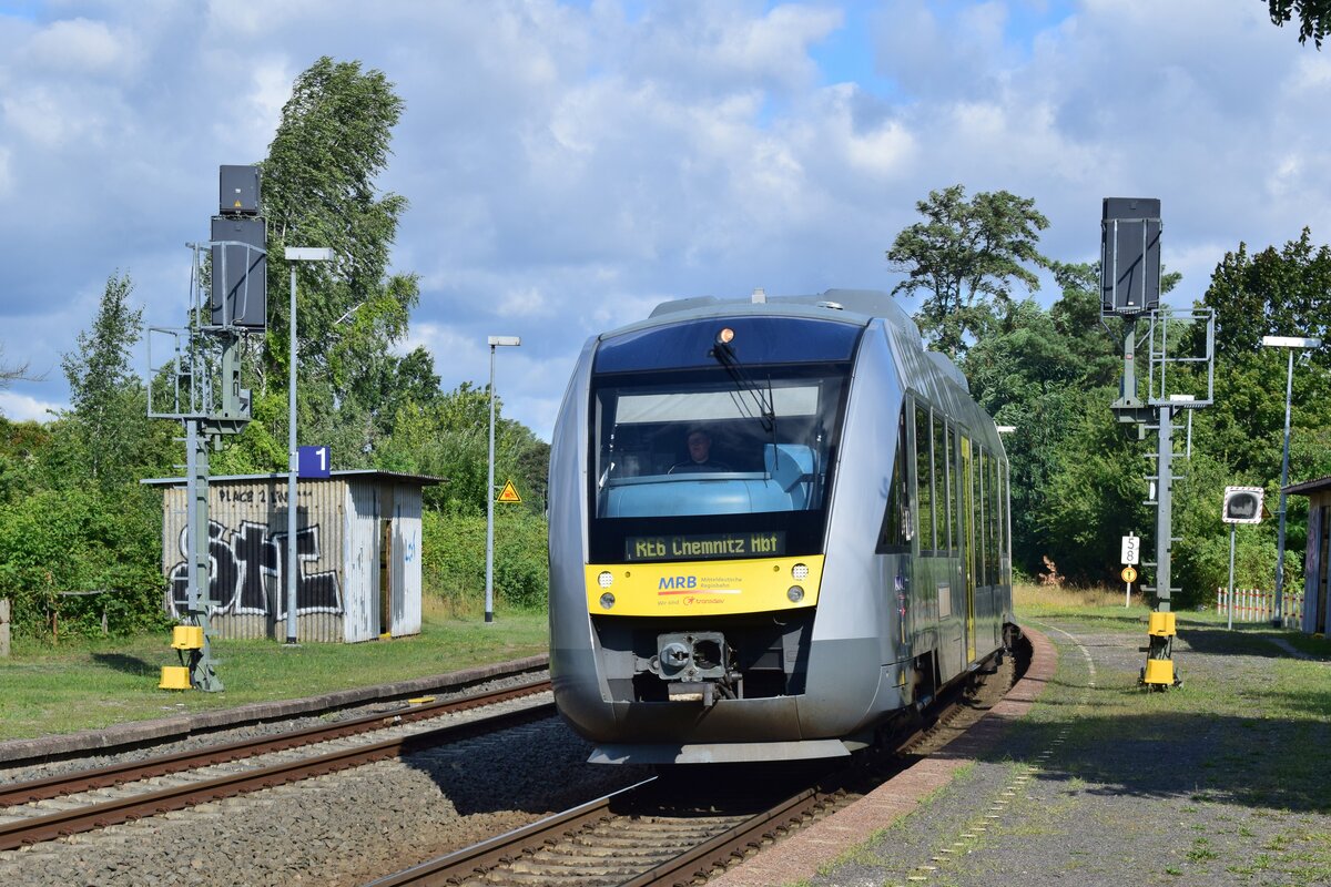 Neben den 2 Lokbespannten RE6 Garnituren mischte sich als dritter Umlauf ein 648er unter. Hier passiert er Leipzig Werkstättenstraße.

Leipzig 08.08.2021
