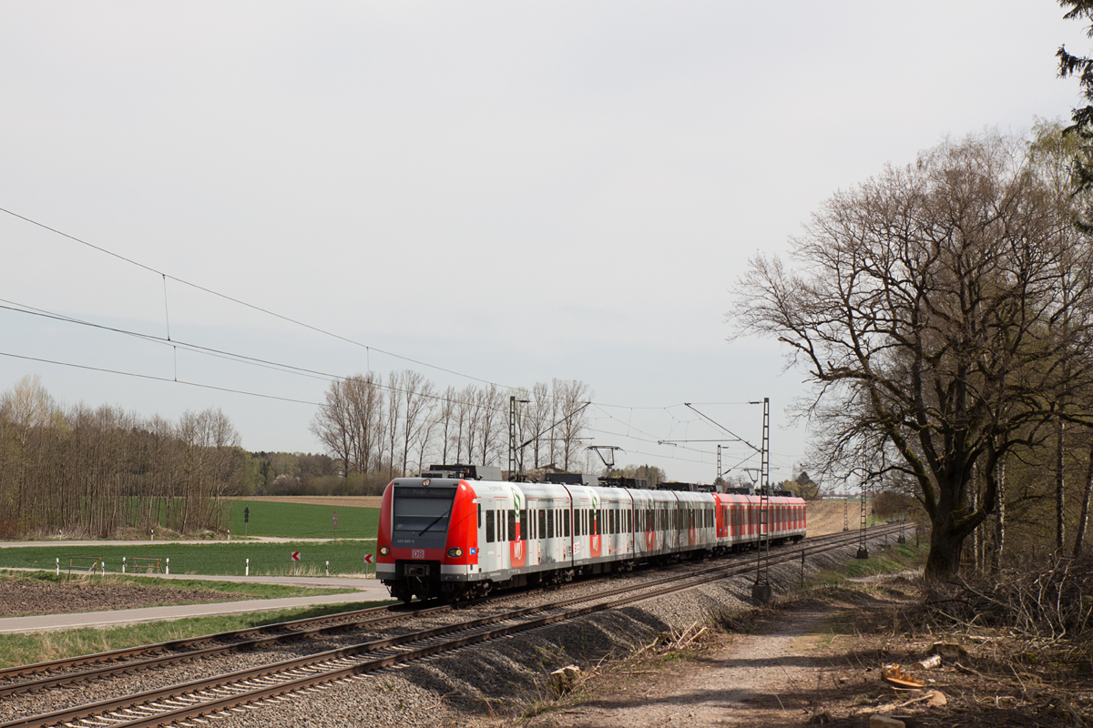 Neben 423 112-1 mit ihrer DB-Reklame an einem Mittelwagen, haben nun 3 weitere 423 eine Fast-Ganzreklame. Es handelt sich um 423 117-1, 165-0 und 317-7. Zweiterer (423 665-9) wurde am 16.04.15 als S2 nach Petershausen in Poing fotografiert.