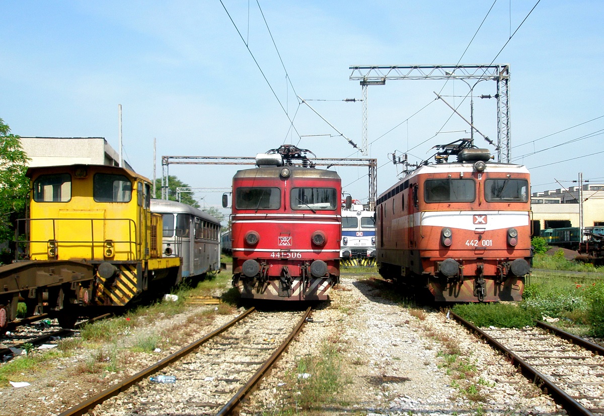 Neben 441-506 steht die 2001 von der HZ erworbene 442 001 am 15.05.2009 im Depot Skopje der MZ