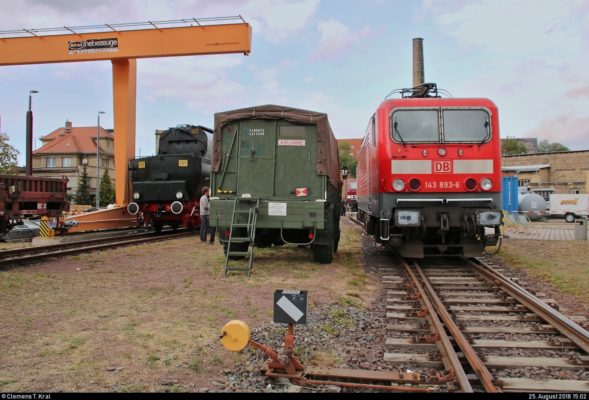 Neben 52 9900-3 (52 4900) und einem DDR-Militärfahrzeug der Marke IFA (Industrieverband Fahrzeugbau) hat 143 893-6 von DB Regio Südost anlässlich des Sommerfests des DB Museums Halle (Saale) unter dem Motto  Diesellokomotiven der ehemaligen DR  auf dem Gelände der DB Werkstatt Halle (Saale) ihren Platz gefunden.
[25.8.2018 | 15:02 Uhr]