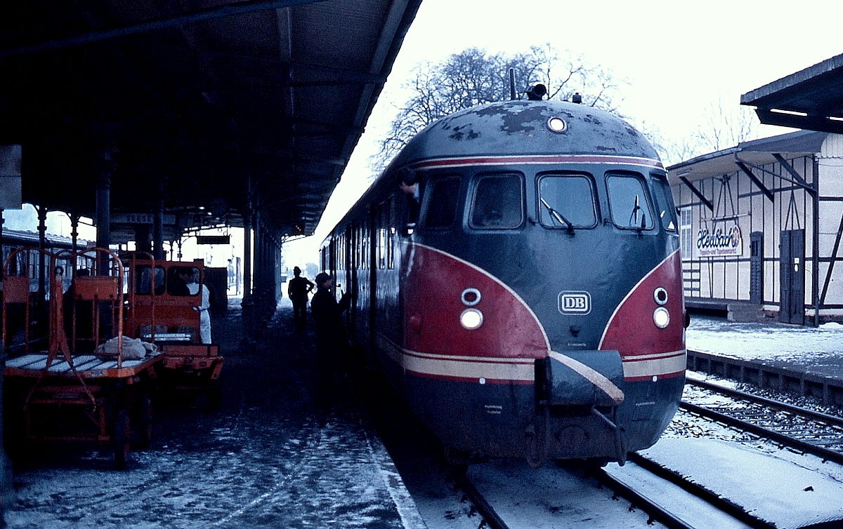 Neben den 613 setzt das Bw Braunschweig bis Mai 1985 auch noch einige 612 ein, die meist als zweiteilige VT/VS-Einheiten unterwegs waren, wie dieser 612 im Februar 1985 im Bahnhof Seesen