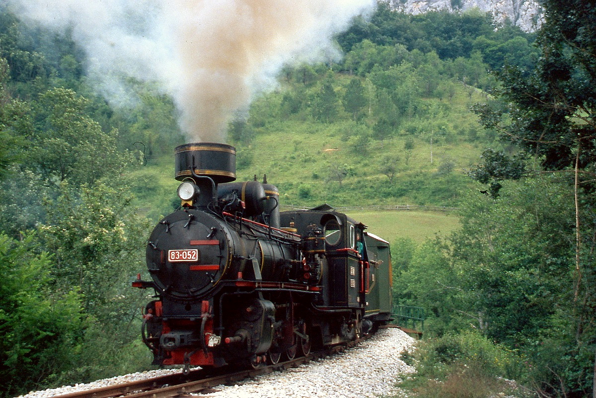 Neben der 83-173 ist auch die 1926 von der Lokomotivfabrik Jung in Jungenthal gebaute 83-052 der Museumsbahn Mokra Gora betriebsfähig, hier im Juli 2005 am Talschluß des Kamisina-Baches