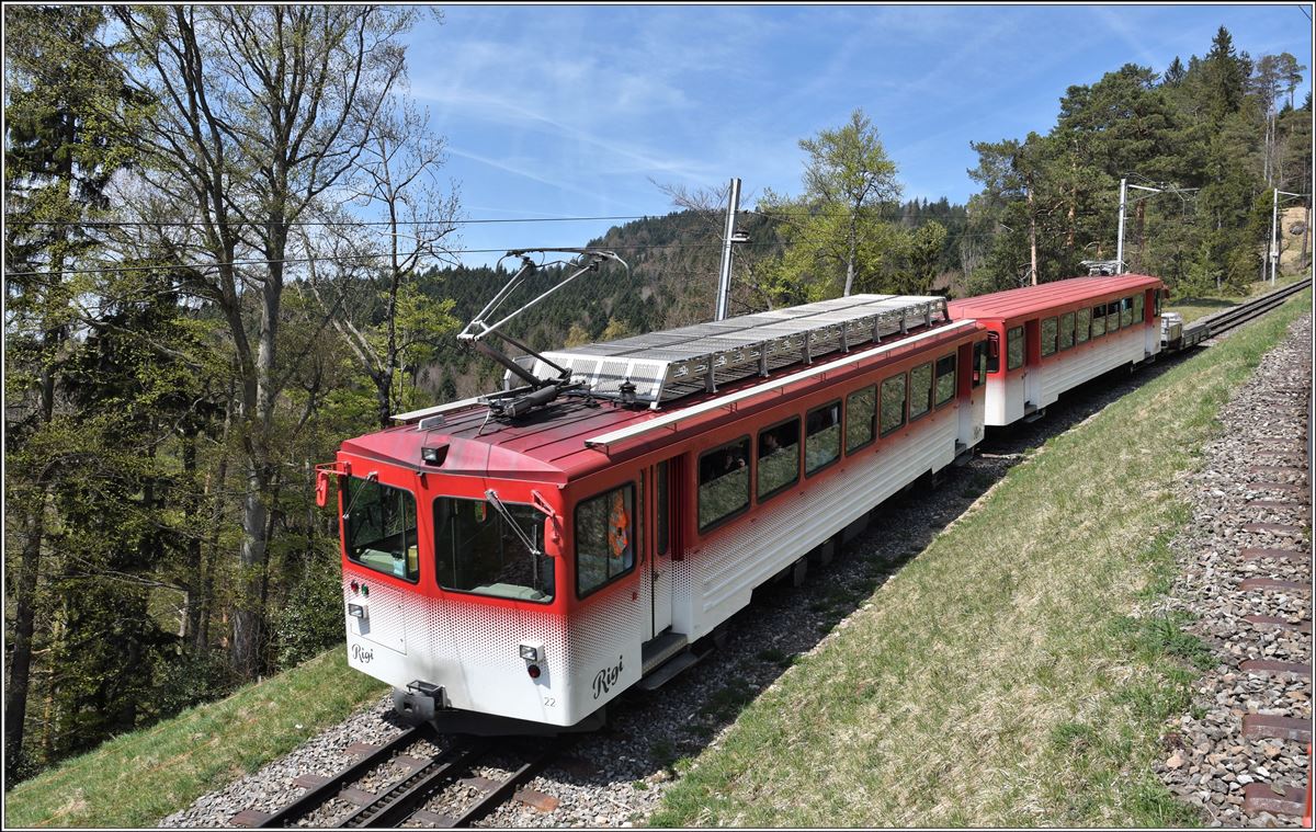 Neben all den Oldtimern fährt auch BDhe 4/4 22 mit Bt 32 und Güterwagen Richtung Rigi. (20.04.2018)