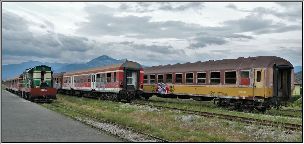 Neben alten DB Wagen gibt es auch noch solche der FS, allesamt in einem desolaten Zustand.Shkoder im Norden Albaniens. (16.07.2019)