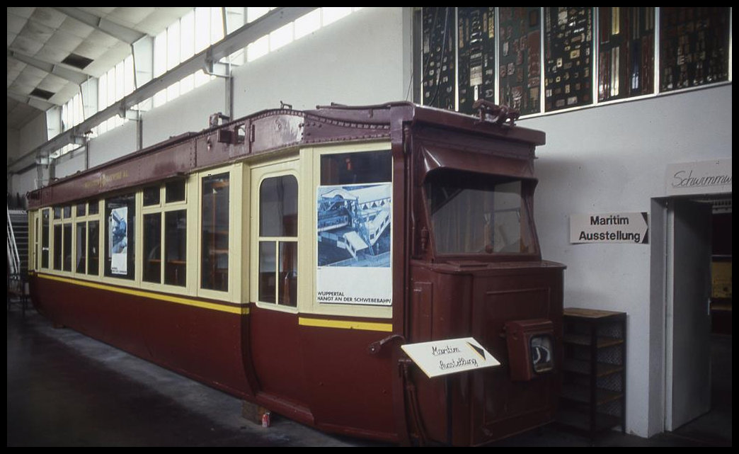 Neben anderen interessanten Fahrzeugen stand auch ein Wagen der Wuppertaler Schwebebahn in der Fahrzeughalle des  einstigen Verkehrsmuseum in Bad Oeynhausen am 24.8.1994. 