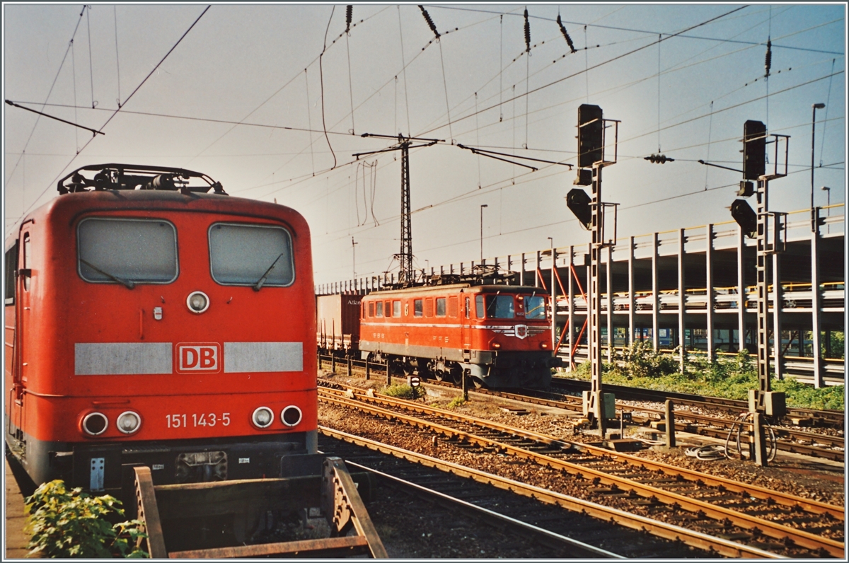 Neben der auf einen neuen Einsatz wartenden DB 151 143-5 erreicht eine Ae 6/6  Kantonslok  mit einem Güterzug den Badischen Bahnhof von Basel. 

Analogbild vom 23. August 2002