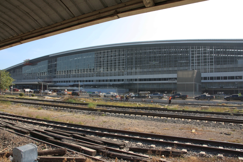 Neben der Bang Sue Station schreiten die Bauarbeiten an der neuen Bangkok Central Station, dann letztendlich  Bang Sue Grand Station  genannt, zügig voran. Bild vom 21.November 2019.