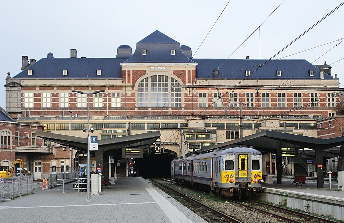 Neben den beiden AM66-Doppeln war der AM66 660 am 22.11.2023 als Einzelfahrzeug von Aachen nach Spa im Einsatz, hier legt er einen fahrplanmäßigen längeren Zwischenhalt im imposanten Reiterbahnhof Verviers ein