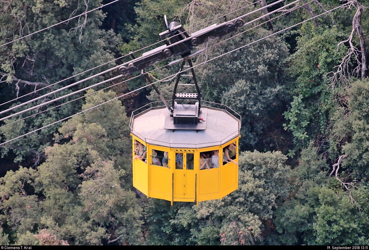 Neben der Cremallera de Montserrat (FGC), eine Zahnradbahn von Monistrol de Montserrat (E) im Montserrat-Gebirge, kann man zum Kloster Montserrat (E) auch per Seilbahn anreisen.
Die Funicular Aeri de Montserrat wurde im Jahr 1930 von der Leipziger Firma Adolf Bleichert & Co. und dessen leitendem Ingenieur Friedrich Gründel geplant und gebaut.
Quelle: https://de.wikipedia.org/wiki/Kloster_Montserrat
[19.9.2018 | 13:11 Uhr]