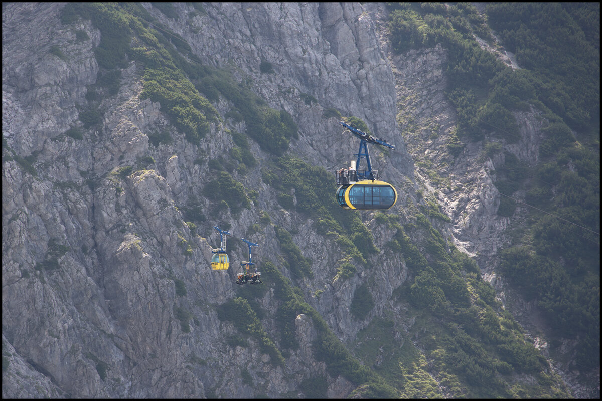 Neben der Dachstein S�dwandbahn die t�glich zahlreiche G�ste zum Hunerkogel transportiert schaut die Materialseilbahn wie ein  Spielzeug  aus . 28.07.2026  