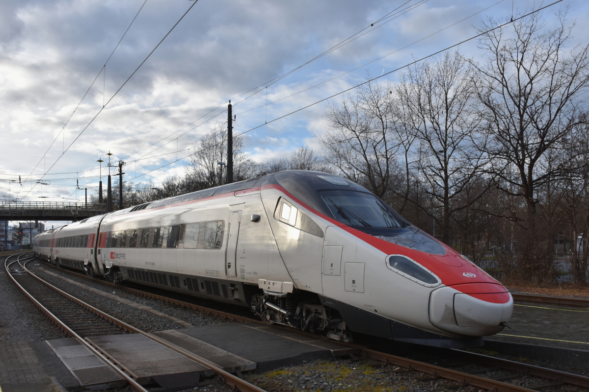 Neben dem »Pinocchio« der 3. Serie befahren auch Triebzüge der 1. Serie die Strecke Zürich - München. ETR 610 014 verlässt am 29.12.2020 Bregenz auf seiner Heimfahrt nach Zürich.


