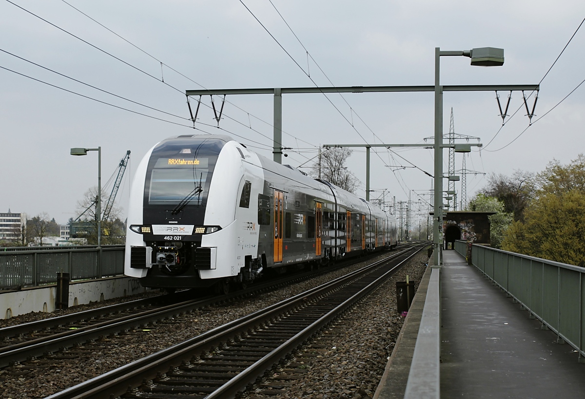 Neben dem AKE-TEE war auch der RRX 462 021 am 06.04.2019 rund um Köln unterwegs, allerdings nur zu Testzwecken. Hier befährt er die Kölner Südbrücke.