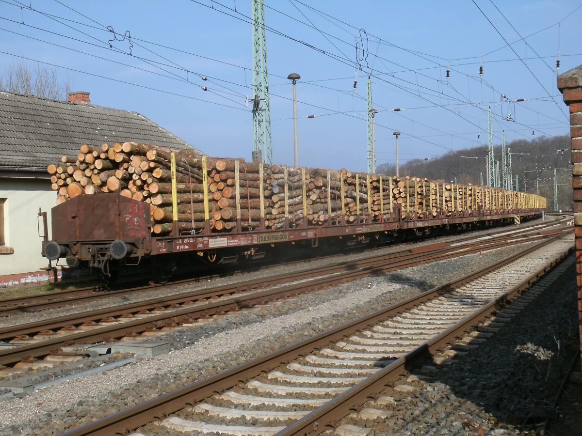 Neben dem ehmaligen Kleinbahnhof in Bergen/Rügen wurden mit Holz beladene Laas-Wagen,am 01.März 2014,abgestellt.