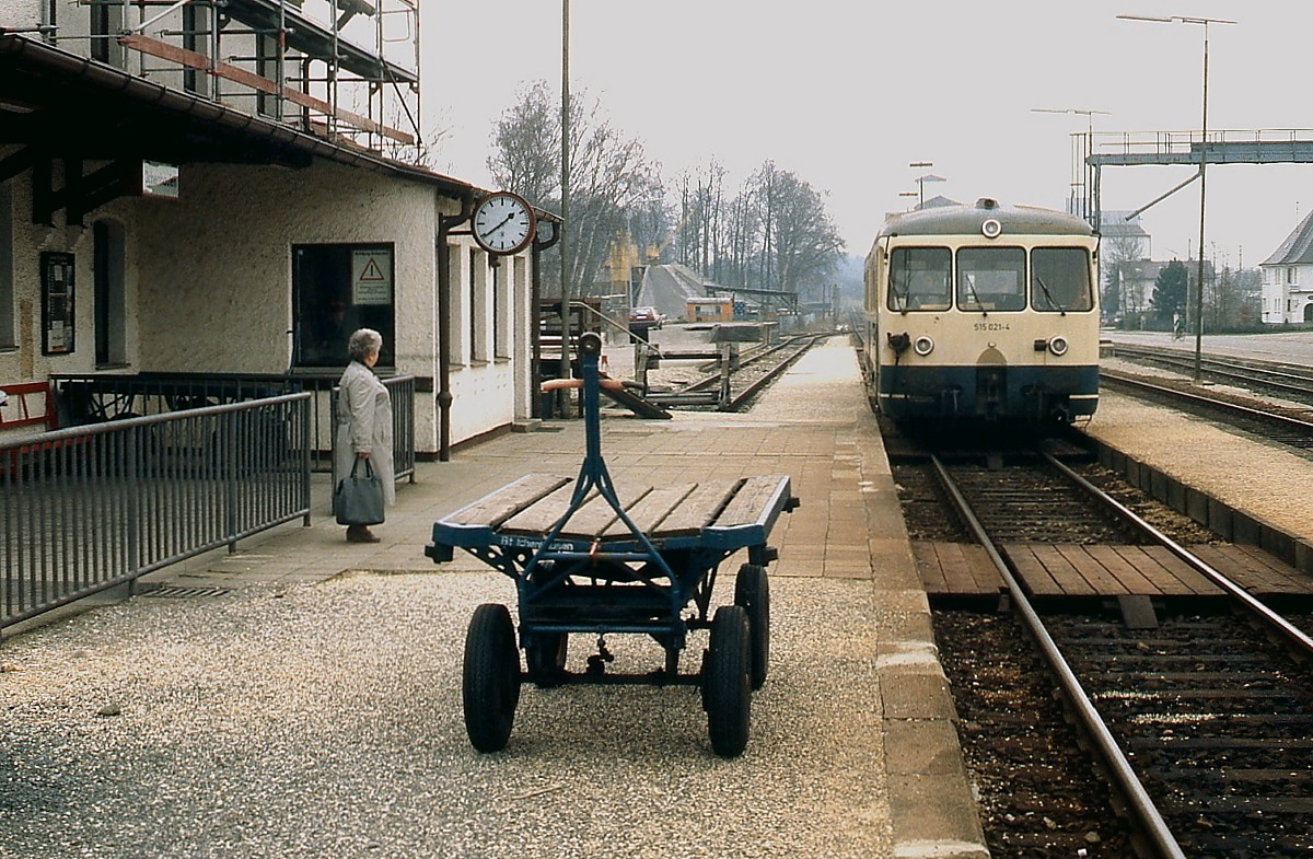 Neben dem Fotografen wartet im Bahnhof Ichenhausen nur ein einziger Fahrgast auf den Akkutriebwagen 515 021-4, der im März 1988 von Mindelheim nach Günzburg unterwegs ist