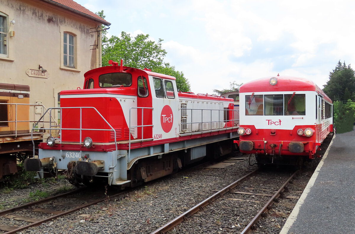 Neben dem historischen Triebwagen (rechts) ist auch noch die Diesellok links als Train Rouge unterwegs. Caudiès-de-Fenouillèdes, 25.5.2023