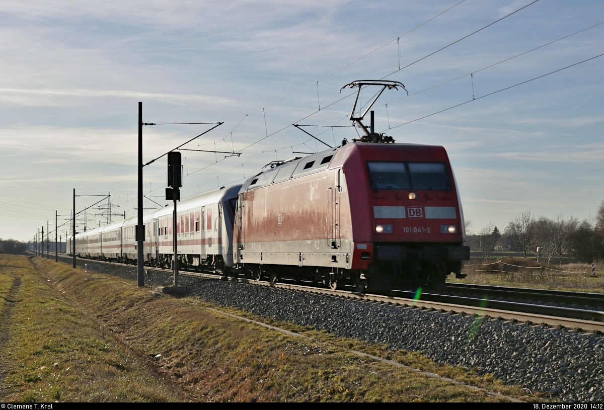 Neben dem IC von und nach Warnemünde werden auch einzelne Fahrten zwischen Leipzig und Norddeich vorerst bis Ende März 2021 wieder durch klassische IC-Garnituren ersetzt.
Zum Aufnahmezeitpunkt gar nicht darauf vorbereitet, zieht 101 041-2 einen 6-Wagen-Zug mit Schublok 101 132-9 in Braschwitz an mir vorüber. Entstanden ist daraus diese Gegenlichtaufnahme.

🧰 DB Fernverkehr
🚝 IC 2036 (Linie 56) Leipzig Hbf–Norddeich Mole
🚩 Bahnstrecke Magdeburg–Leipzig (KBS 340)
🕓 18.12.2020 | 14:12 Uhr