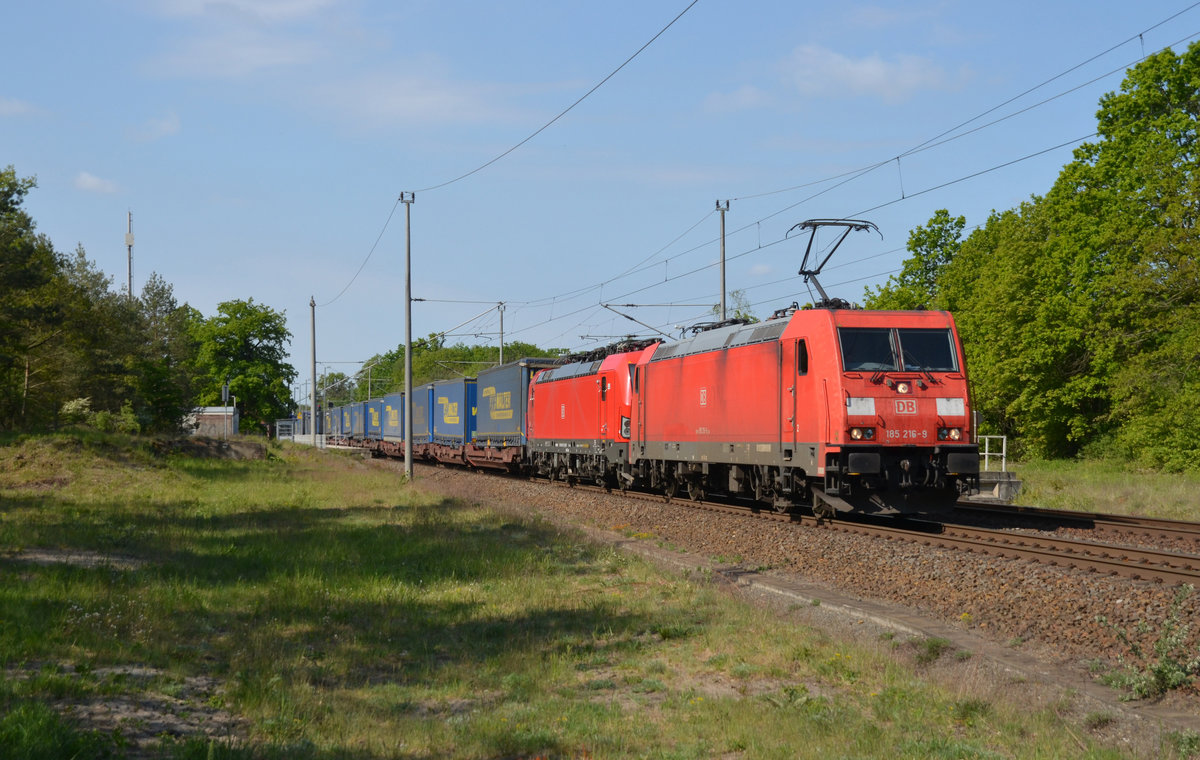 Neben dem mitgeschleppten Vectron 193 327 führte 185 216 am 17.05.20 einen LKW-Walther durch Burgkemnitz Richtung Wittenberg.