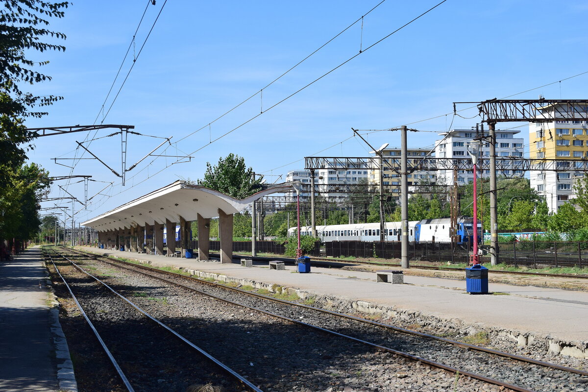 Neben dem Nordbahnhof in Bukarest befindet sich der B-Teil des Nordbahnhofs welcher auch als Bucuresti Basarab bekannt ist. Hier halten nur einige Verstärkerzüge Morgens, Nachmittags und Abends zur Hauptverkehrszeit. Ansosnten ist es hier meist leer.

Bukarest 04.09.2025