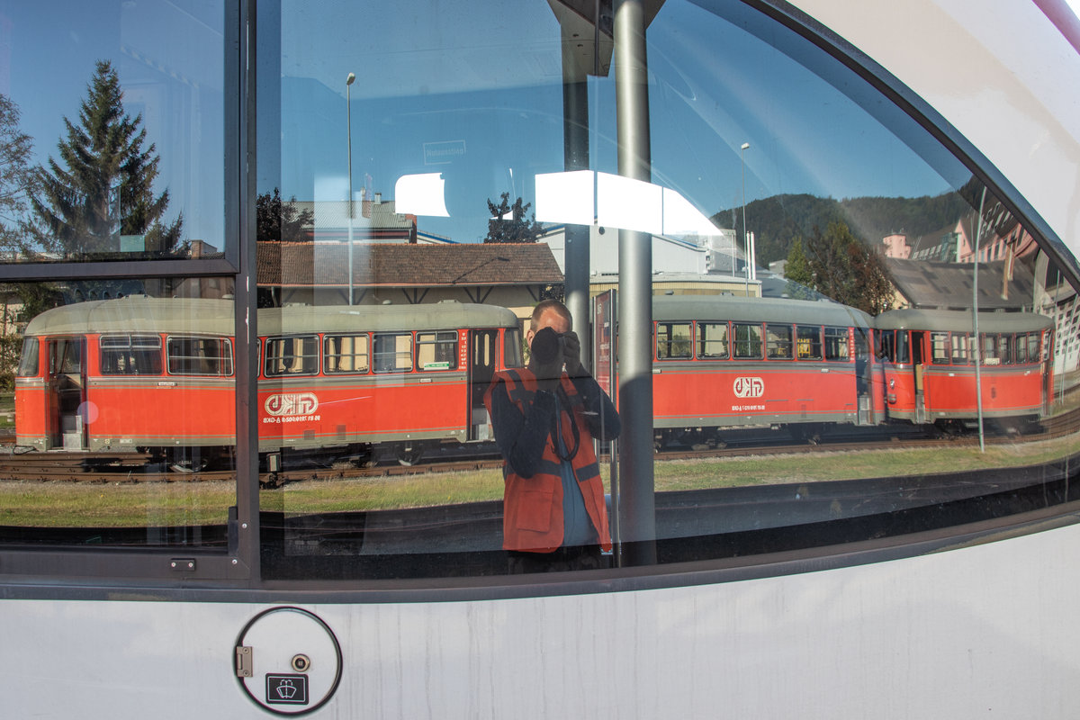 Neben dem Planbetrieb erfreut sich immer wieder ein etwas anderes Motiv vor meinem Objektiv. 
Vt 10.02 wartet auf die Bereitstellung auf den Bahnsteig in Graz Köflacher Bahnhof. 
20.09.2019