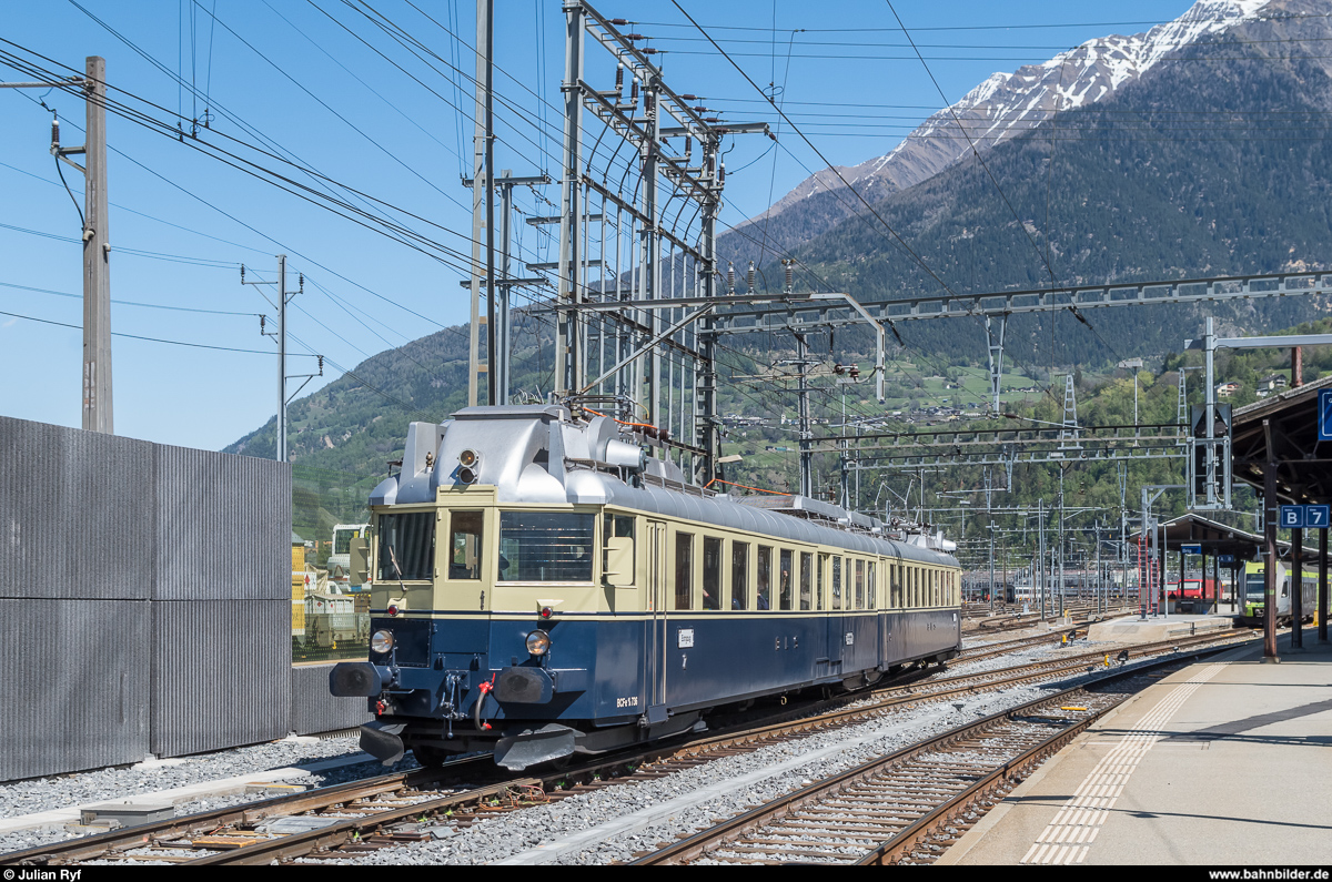Neben dem RAe TEE II und dem DSF-RBe-Pendelzug weilte am 22. April 2017 auch der BCFe 4/6 736 der BLS für eine private Gruppe im Wallis. Hier bei der Ausfahrt Brig auf der Rückfahrt nach Bern. Das alte Stellwerkgebäude wurde leider letztes Jahr abgebrochen, es hätte hier einen schönen Hintergrund abgegeben.