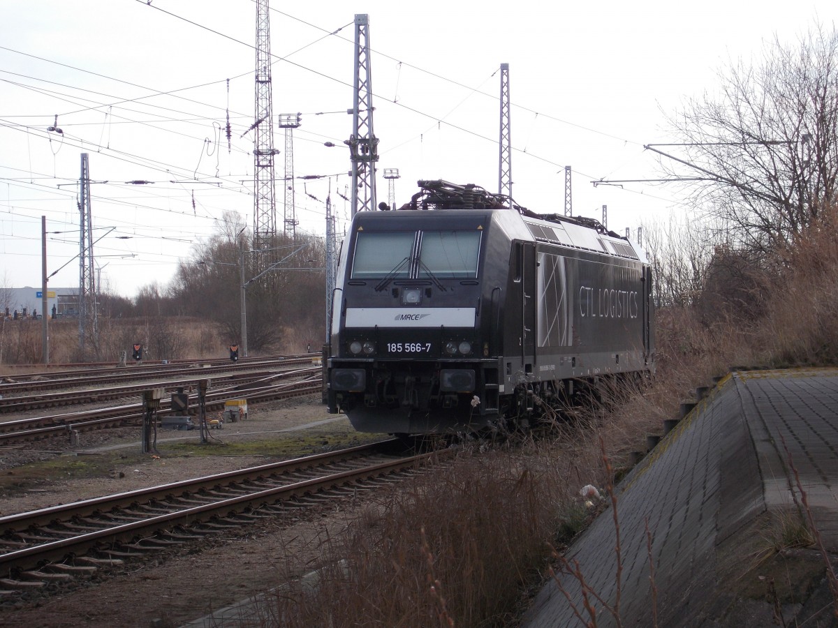 Neben dem Stellwerk B11 wurde,am 07.Februar 2016,die MRCE 185 566 im Rostocker Seehafen abgestellt.