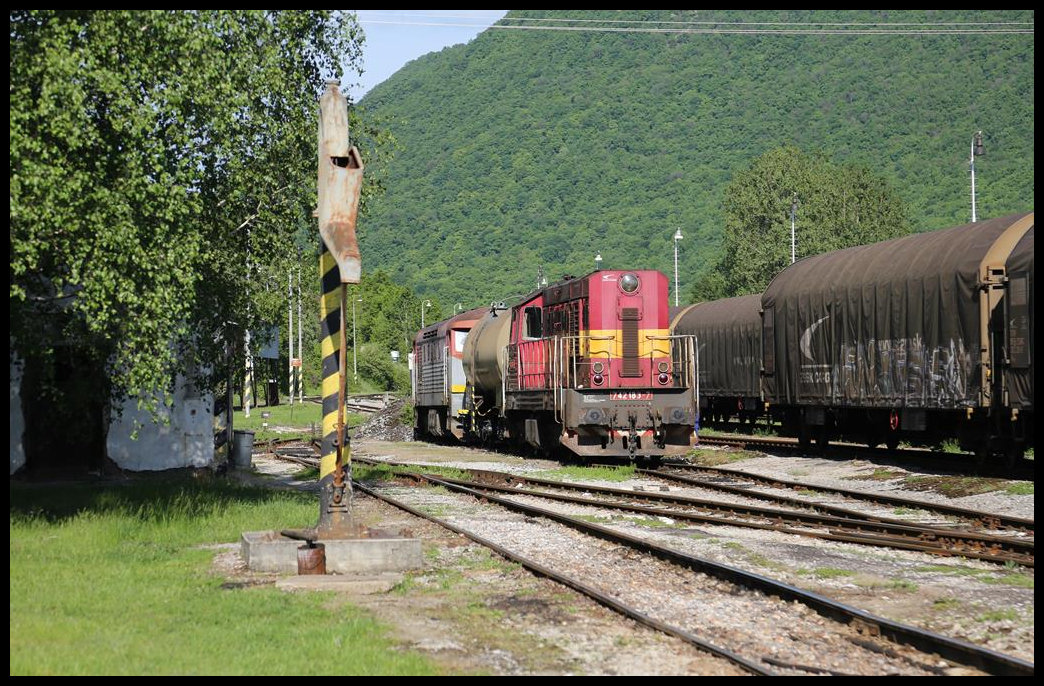 Neben der im Depot Plesivec abgestellten 743173-7 Diesellok fiel mir auf, dass dort noch alle Strukturen für eine Versorgung auch von Dampflokomotiven vorhanden sind. Der alte Wasserkran im Vordergrund bestätigt mich in dieser Ansicht!