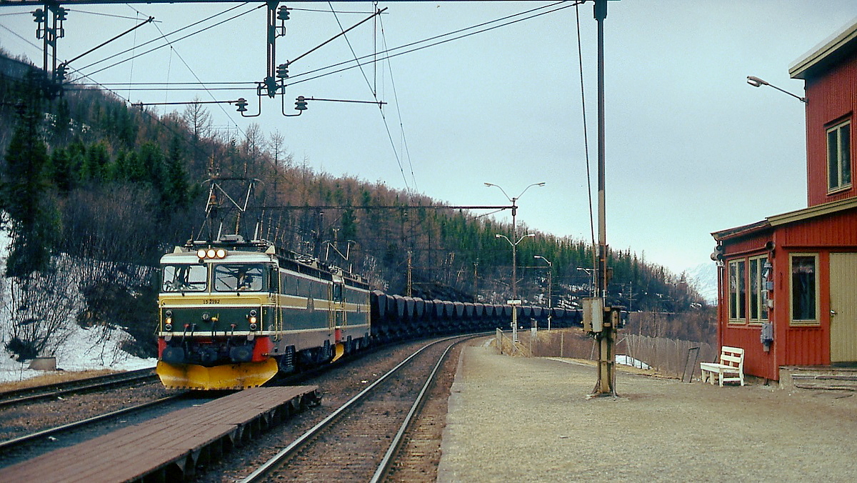 Neben den Dm3 der SJ wurden vor der Erzzügen zwischen Narvik und Kiruna auch die El 15 der NSB eingesetzt, hier durchfahren El 15 2192 und eine weitere El15 im Mai 1988 den Bahnhof Straumsnes in Richtung Kiruna