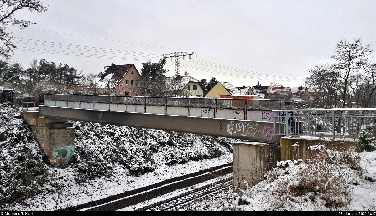 Neben den drei Brücken in Halle Rosengarten wird in diesem Jahr auch die abenteuerlich aussehende Eierwegbrücke über die Ferngleise in Halle Südstadt erneuert. Nach meinen Beobachtungen ist mindestens eines der Widerlager bereits im Jahr 2013 ausgetauscht worden.

🚩 Bahnstrecke Halle–Hann. Münden (KBS 590)
🕓 9.1.2021 | 14:17 Uhr

(Smartphone-Aufnahme)
