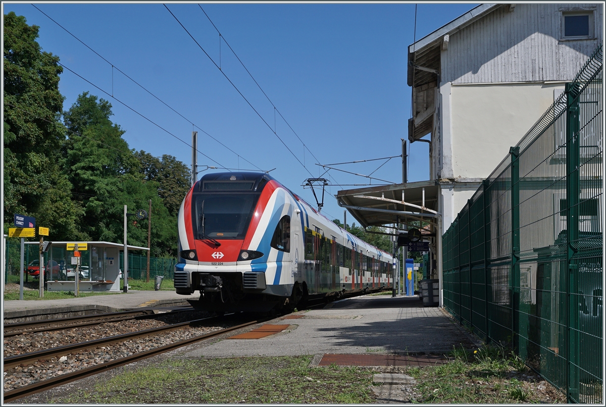 Neben den drei internationalen Strecken Coppet - Evian, St-Gervais und Annecy fährt der Léman Express auch von Genève nach Bellegarde, dies jedoch nicht im Takt, sondern nur zu den Hauptverkehrszeiten. 

Im Bild der SBB LEX RABe 522 224 als SL6 von Genève nach Bellegarde (Ain) beim Halt in  Pougny-Chancy. Der Bahnhof Pougny-Chancy ist die einzigen Zwischenstation der SL6 in Frankreich. 

16. August 2021