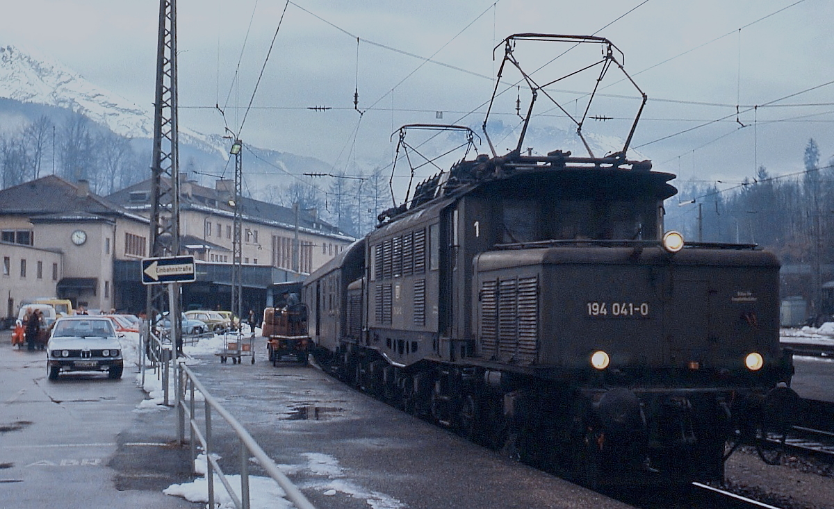 Neben den E 44.5 wurden auch E 94 auf der Strecke Freilassing - Berchtesgaden eingesetzt. Am 24.12.1977 ist die 194 041-0 (KM/SSW 15810/1942) mit einem Nahverkehrszug in Berchtesgaden eingetroffen. Zu dieser Zeit war ein Gepäckwagen in solchen Zügen noch unentbehrlich. Die Lok gehörte zu den E 94, bei denen das Lokschild nicht mittig angebracht war, sie wurde 1987 ausgemustert und 1988 verschrottet. 