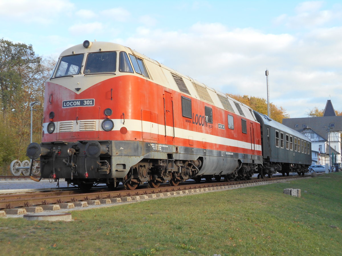 Neben den ehemaligen Regierungswagen steht in Gadebusch auch die passende Zuglok.Noch ist die Lok nicht in den DR Farben lackiert das aber auch noch kommen soll.Aufnahme vom 22.Oktober 2018.