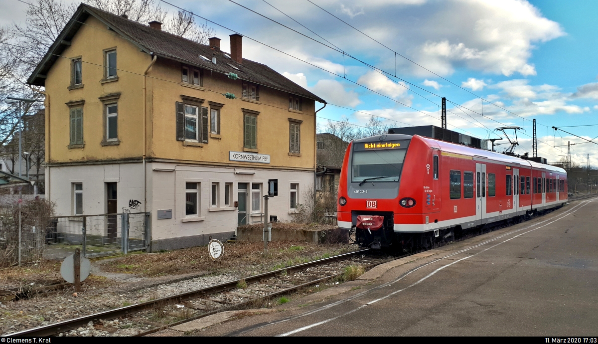 Neben einem Bahngebäude steht 426 013-9 der S-Bahn Stuttgart als RB 37997 (RB11) nach Stuttgart-Untertürkheim im Startbahnhof Kornwestheim Pbf auf Gleis 7.
Kann mir jemand mehr über das gezeigte Gebäude verraten?
(Smartphone-Aufnahme)
[11.3.2020 | 17:03 Uhr]