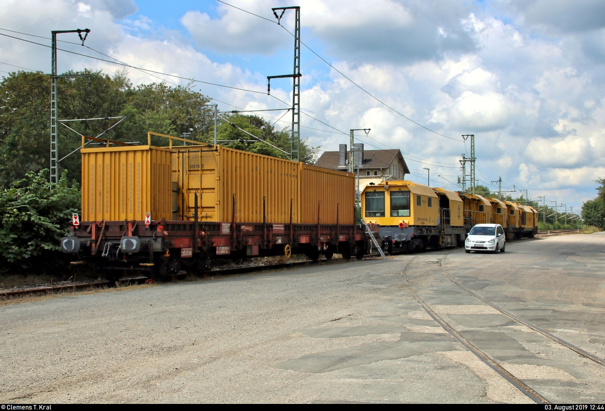 Neben einem Flachwagen der Gattung  Res  (33 87 3938 062-8 F-ERMW) der Ermewa Holding SA ist auch Schienenschleifzug RR24 M14 (99 81 912 7 001-1 A-RTS) der Speno International SA bzw. RTS Rail Transport Service GmbH in der Ladestraße des Bahnhofs Jübek abgestellt.
[3.8.2019 | 12:44 Uhr]