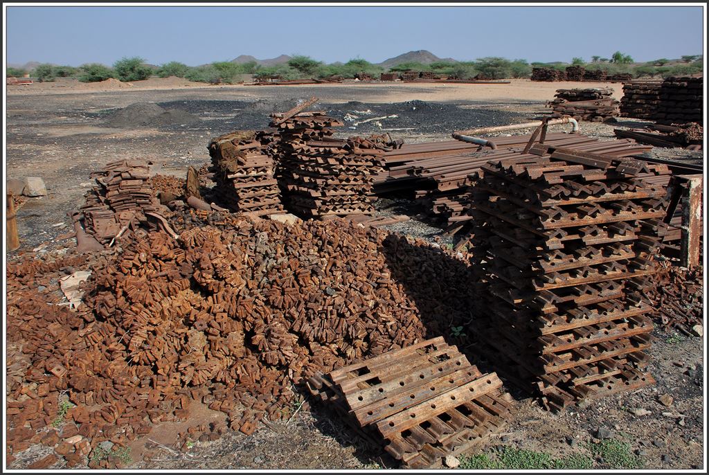 Neben einem riesigen Güterwagenfriedhof liegen in Mai  Atal Unmengen an Ersatzteilen herum. (07.12.2014)