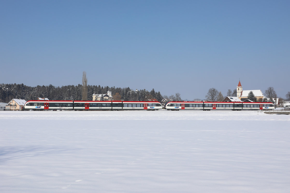 Neben der Filialkirche zum Hl. Sebastian sticht die alte Villa ins Auge. 
Unberührt davon machen sich 2 GTW auf den Weg Richtung Köflach an diesem sonnigen 28.02.2018