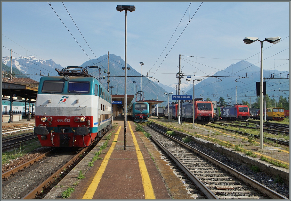 Neben der FS E 444 043 warten in Domodossola eine FS 464, zwei SBB Re 474 und eine SBB Re 484 auf ihre Arbeit. 
13. Mai 2015