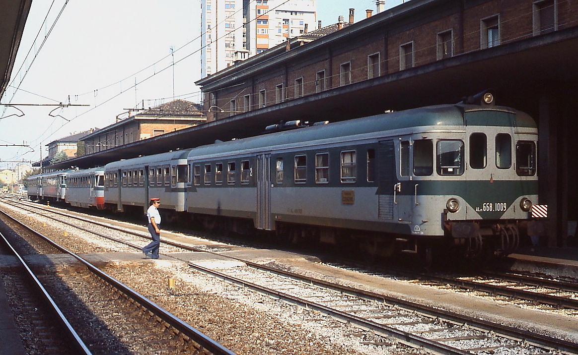 Neben der FSF nimmt auch die Ferrovie Padane (FP) ihren Ausgang in Ferrara. Im September 1986 steht ein interessanter Zug vor dem Bahnhofsgebäude: Am Zugschluss ALn 68 1009, in der Mitte ein ALn 772 und im Hintergrund ist noch ein ALn 773 erkennbar