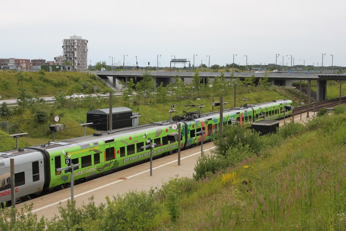 Neben der für die Öresundzüge typischen grauen Lackierung gibt es auch einige Einheiten die ein entwas bunteres Erscheinungsbild aufweisen. So auch die Einheit Nr.4404 die mit bunten Blättern und Tieren dekoriert ist. Am 10.07.2017 verlässt sie zusammen mit einer  normalen  Einheit den Bahnhof Örestad als RE in Richtung Kopenhagen.