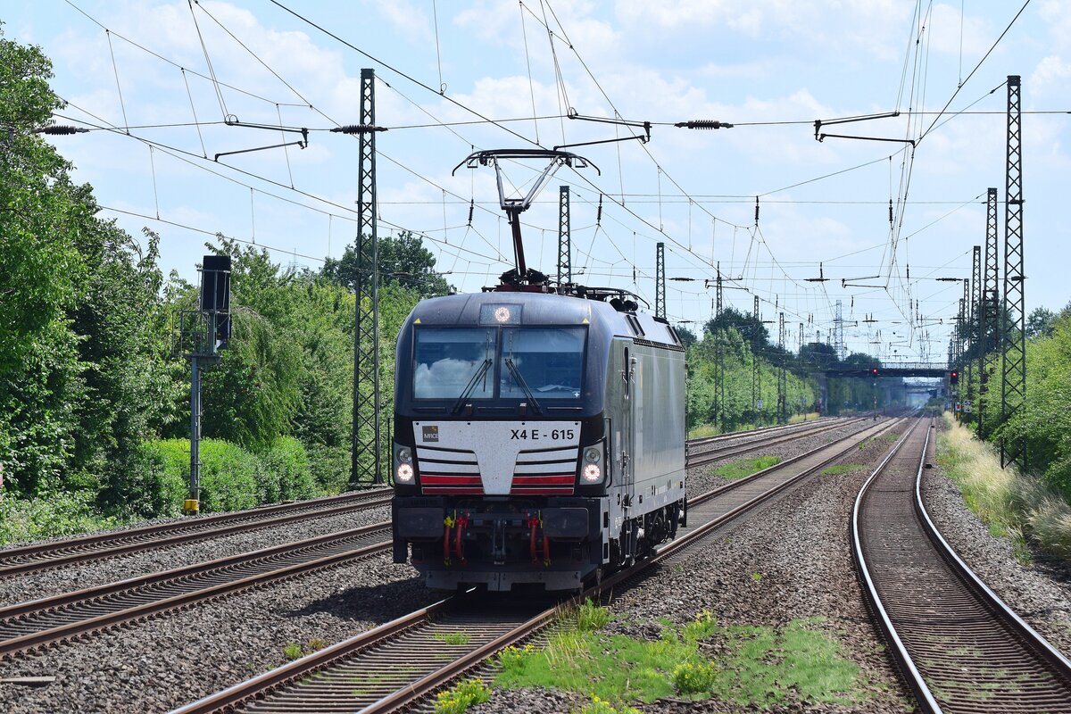 Neben den gewöhnlichen Zügen die hier fahren kommt manchmal doch auch was interessanteres über die Hauptbahn von Düsseldorf nach Duisburg. Hier rauscht 193 615 Lz von Düsseldorf kommend nach Duisburg. Normalerweile fahren solche Fuhren eher über die Güterbahn bei Lintorf.

Duisburgs Rahm 12.06.2022