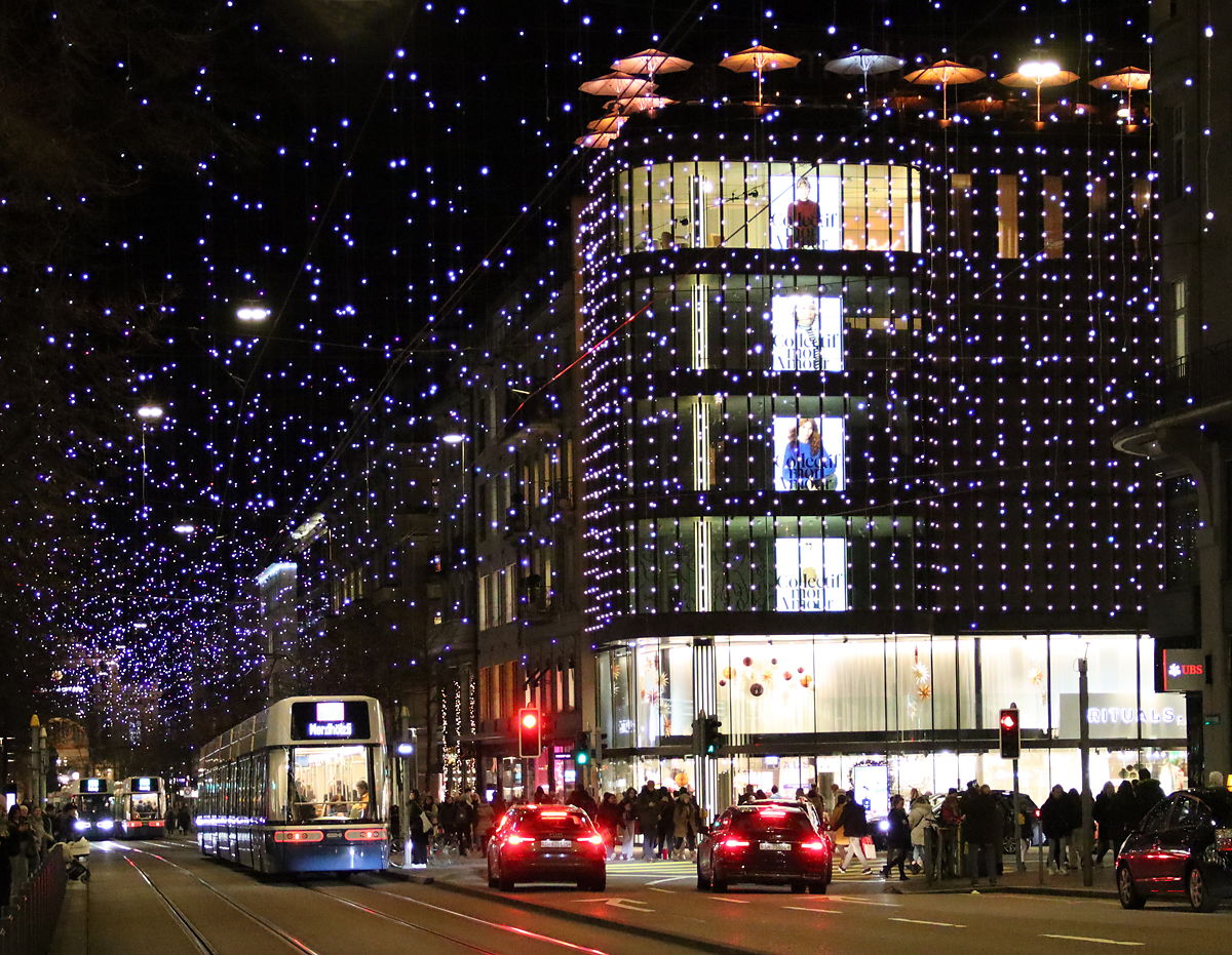 Neben den hell erleuchteten Gebäuden an der Zürcher Bahnhofstrasse imponiert vor allem die Weihnachtsbeleuchtung 'Lucy'. Zürich, 15.12.2023