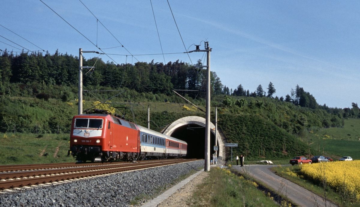 Neben ICE befuhren auch die IC nach und von Berlin, durchweg mit 120 bespannt, die Neubaustrecke. 120 136, Kirchheim, 2.6.1991.