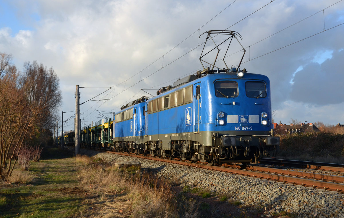 Neben ihrer Schwesterlok 110 043 führte 140 047 am 04.12.18 einen leeren ARS-Autozug durch Greppin Richtung Bitterfeld.
