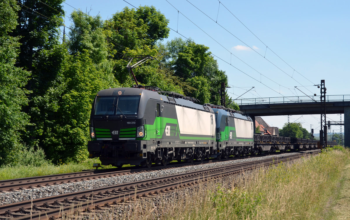 Neben ihrer Schwesterlok 193 262 führte 193 272 der LTE ihren Kupferzug am 14.06.17 durch Thüngersheim Richtung Gemünden.