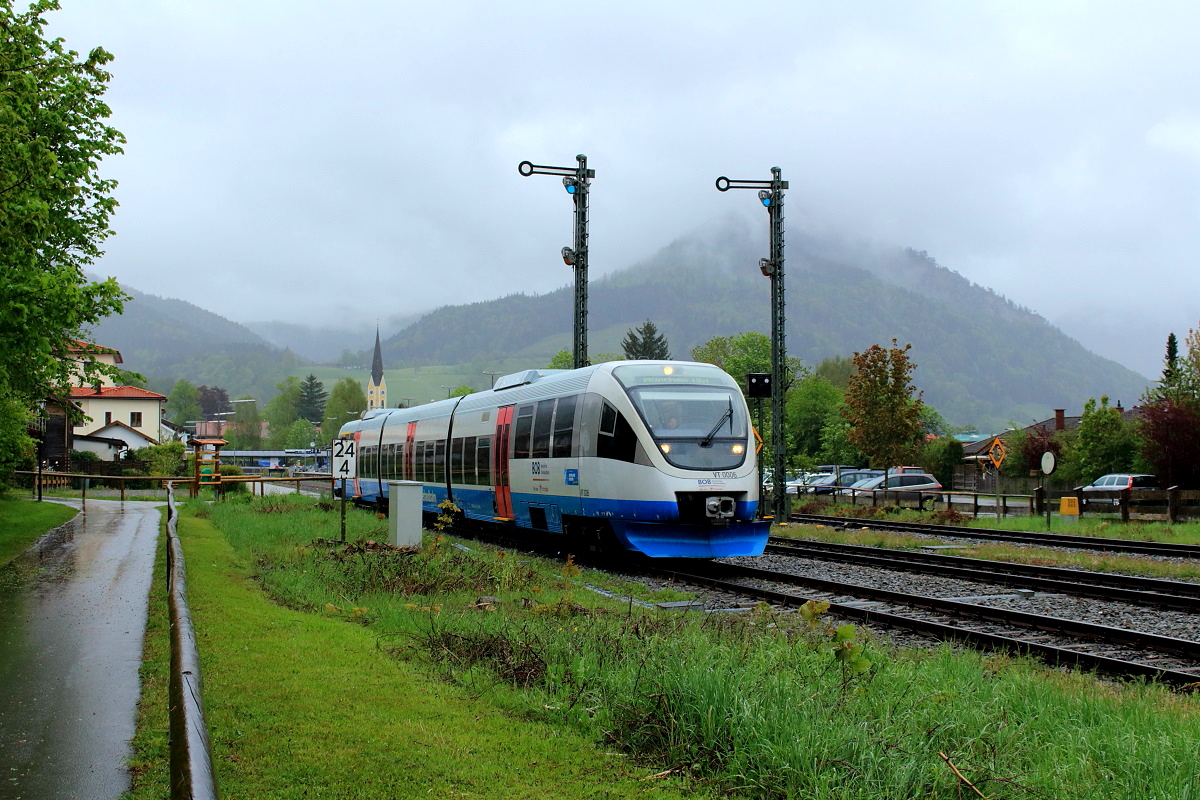 Neben den Integral setzt die BOB auch Talent-Triebwagen ein, hier verlässt VT 0006 am 19.05.2016 das zum Abstellen genutzte Gleis 1, um auf Gleis 3 umzusetzen und von dort die Fahrt in Richtung München anzutreten. Das Ausfahrsignal von Gleis 1 ist schon lange verschwunden.