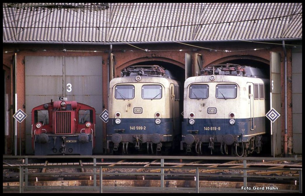 Neben einer Köf II stehen 140599 und 140619 am 3.10.1990 im Rundschuppen des BW Bebra.