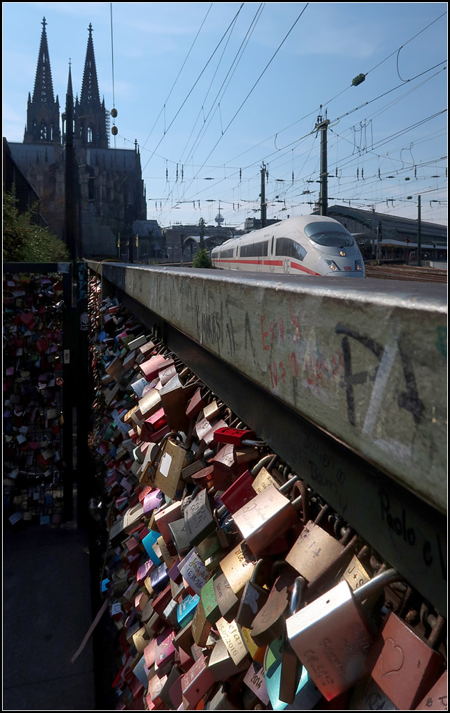 Neben Kölner Dom und Kölner Schlösser -

ICE 3 bei der Ausfahrt aus dem Kölner Hauptbahnhof.

18.08.2018 (M)