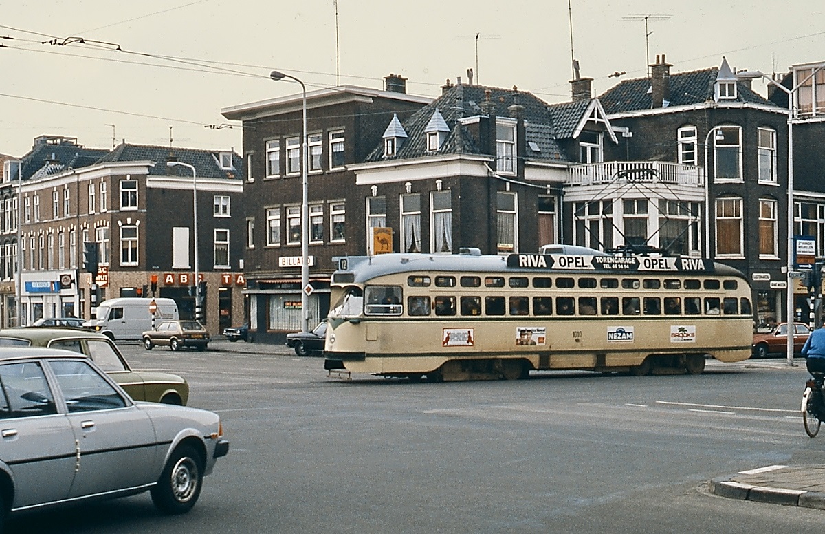 Neben der Linie 16 bedienten die Triebwagen 1003-1024 in ihren letzten Einsatztagen auch die Linie 12 nach Duindorp, hier die Nr. 1010 im Februar 1981 in der Den Haager Innenstadt