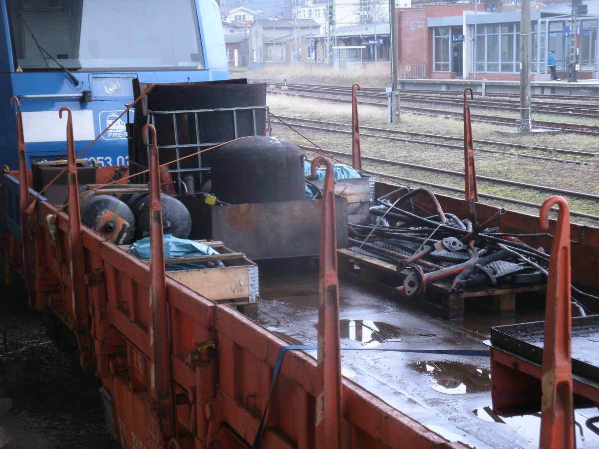 Neben den Lokrahmen wurden auch weitere Lokteile von 99 4652,am 13.Januar 2014,zur Aufarbeitung abtransportiert.Aufnahme in Bergen/Rügen.